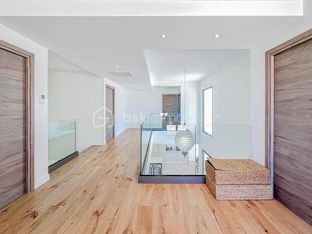 *** VILLA CONTEMPORAINE DE 240 M² SUR 1000 M² AVEC BUREAUX DE 106 M² ET HANGAR DE 200 M² – MONTARNAUD *** – 8 pièces – 4 chambres – 346 m²