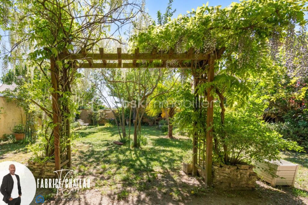 Grande maison familiale avec 5 chambres – cachet et jardin paysager – 8 pièces – 5 chambres – 212 m²