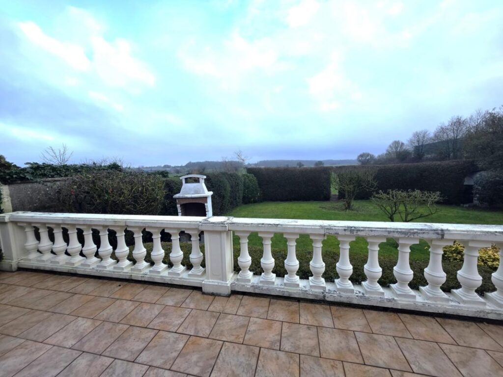 Maison semi-individuelle 103m² avec véranda, garage et jardin clos – 6 pièces – 3 chambres – 103 m²