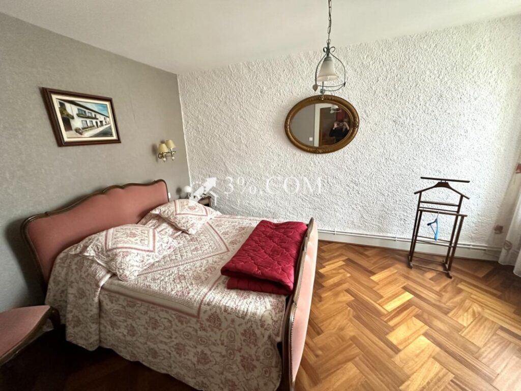 MAISON DE VILLAGE 300 M2 – TERRAIN 8.5 HECTARES – BOX POUR C – 12 pièces – 5 chambres – 300 m²