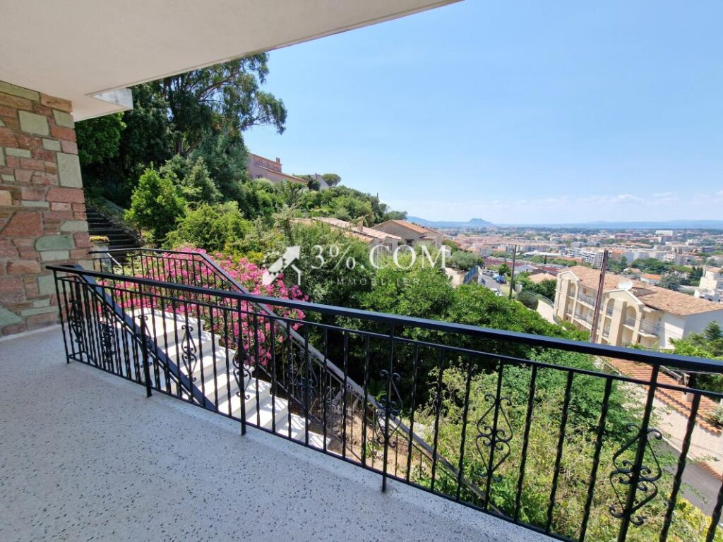 Grande villa proche centre-ville avec vue sur l’Estérel – 8 pièces – 5 chambres – 152 m²