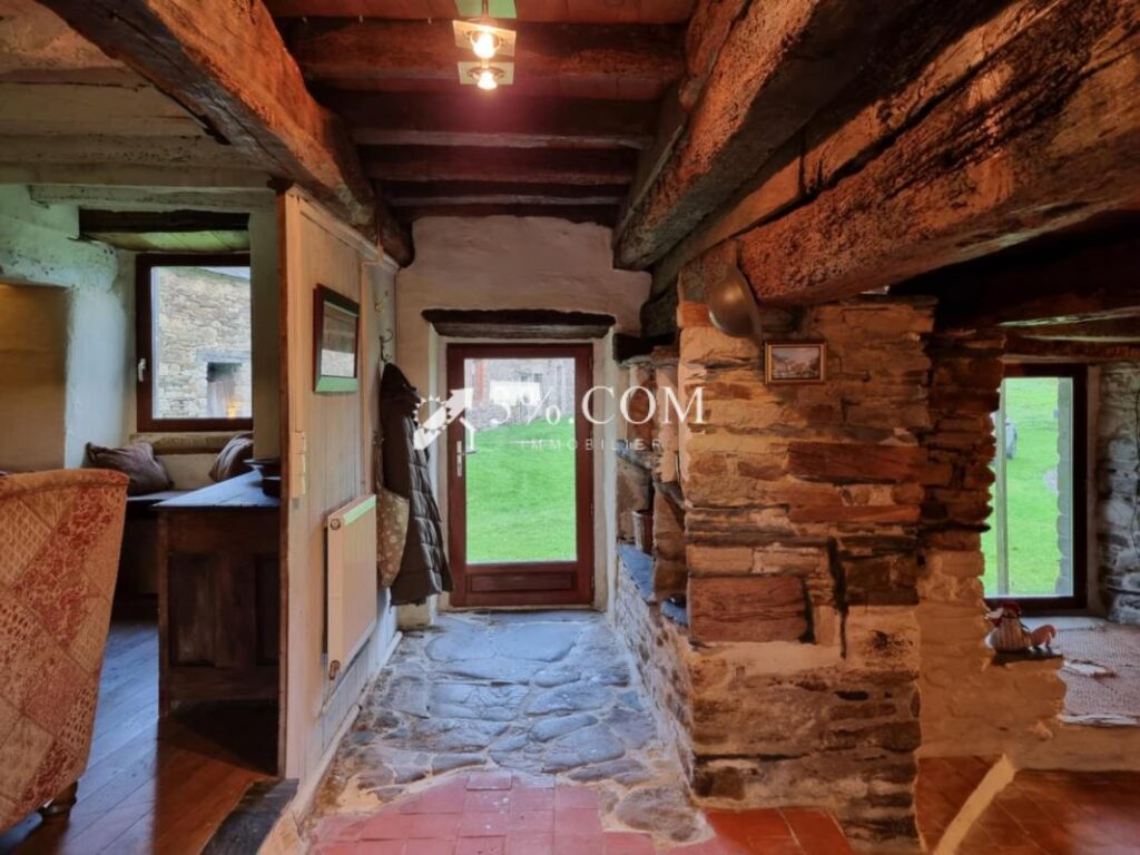 Jolie maison en pierres avec petite dépendance – 5 pièces – 3 chambres – 107 m²