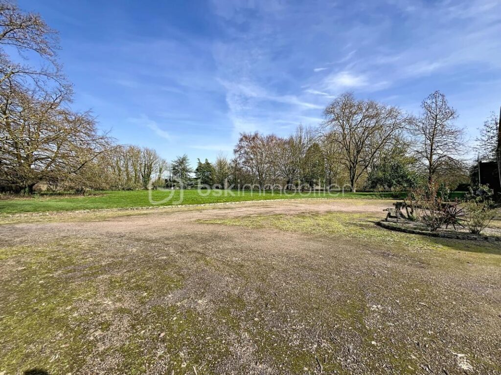 MAISON DE CARACTERE AVEC DEPENDANCE ET PARC ARBORE – 10 pièces – 6 chambres – 335 m²