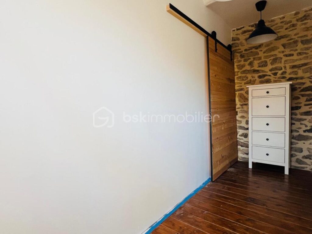 MAISON T3 AVEC TERRASSE – CHARME DES PIERRES DOREES ET DU BOIS – 3 pièces – 2 chambres – 93 m²