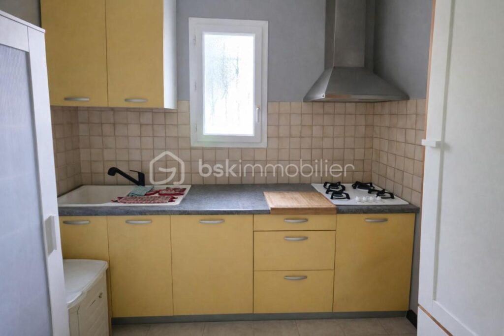 Havre de paix avec vue dégagée sur la campagne – Piscine – Terrain arboré – À 3 min des commerces et 5 min de la gare – 6 pièces – 4 chambres – 152 m²