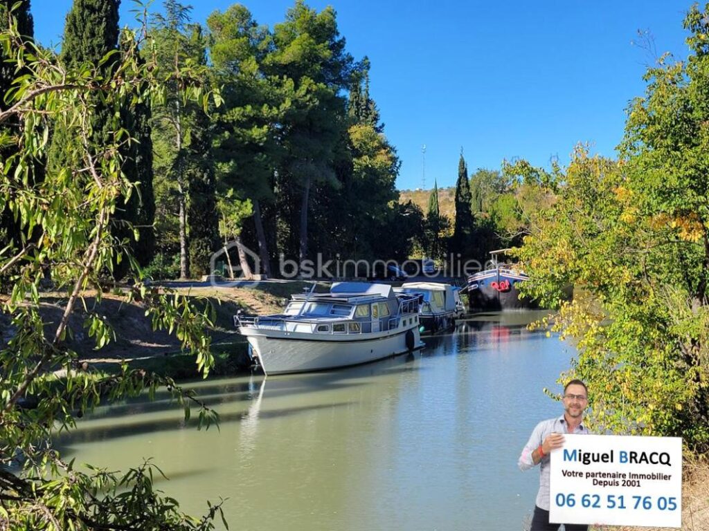 Exclusivité – Dans le village prisé de Poilhes, belle Languedocienne de plain pied sur 1000 m² de terrain avec piscine – 4 pièces – 3 chambres – 135 m²