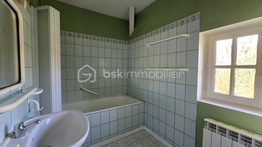 Ensemble immobilier, maison de 178 m², maisonnette, granges, petits toits, terres et étang – 5 pièces – 4 chambres – 178 m²