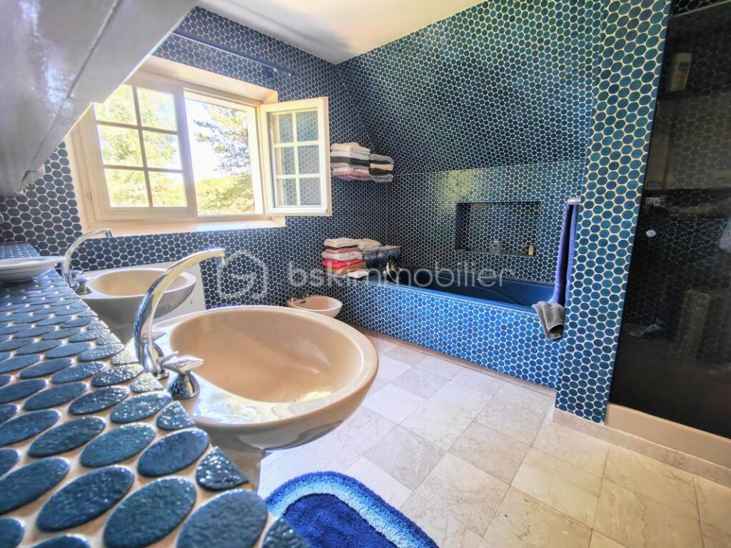 Maison d’exception dans un parc boisé privé avec tennis – 7 pièces – 4 chambres – 171 m²