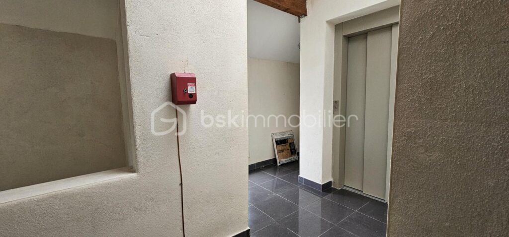 LOCATION T4 Traversant 101M² – Dernier étage – 2 balcons sans vis-à-vis – Quartier des Amoureux à Nîmes – 4 pièces – 3 chambres – 101 m²