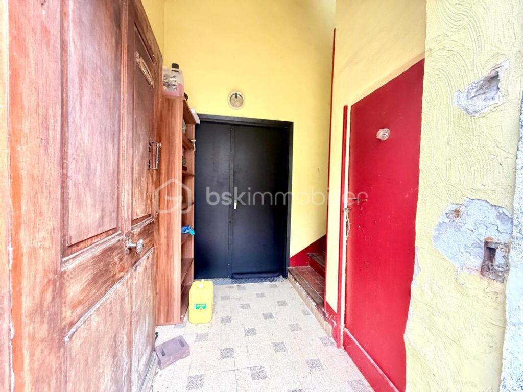 À VENDRE – VILLA 106 M² AVEC GARAGE + 2 APPARTEMENTS – À MEZEL – PRIX 338 000 € – 3 pièces – 2 chambres – 106 m²