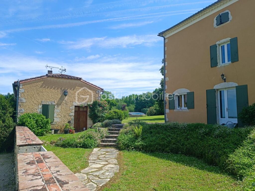 Maison gasconne pleine de charme, volumes généreux et esprit familial – 10 pièces – 6 chambres – 316 m²
