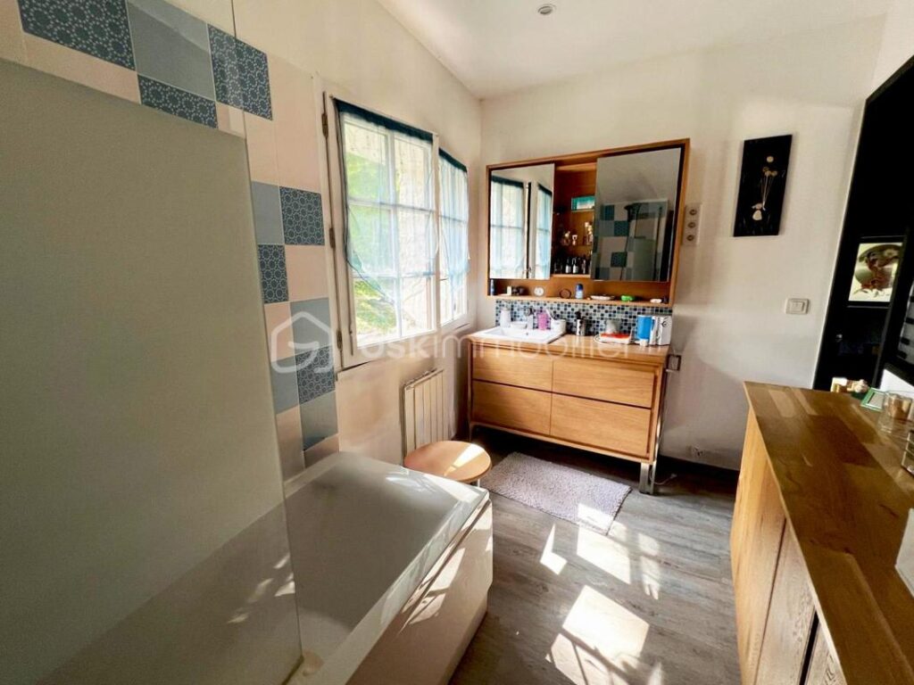 Maison de caractère de 130m2 sur jardin paysagé de 650m2 au Coeur du VEXIN – 7 pièces – 3 chambres – 130 m²