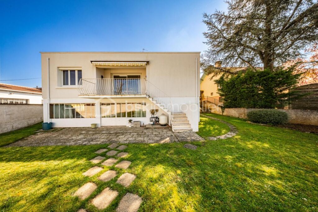 Charmante maison avec piscine à vendre – Idéalement située ! – 5 pièces – 4 chambres – 120 m²