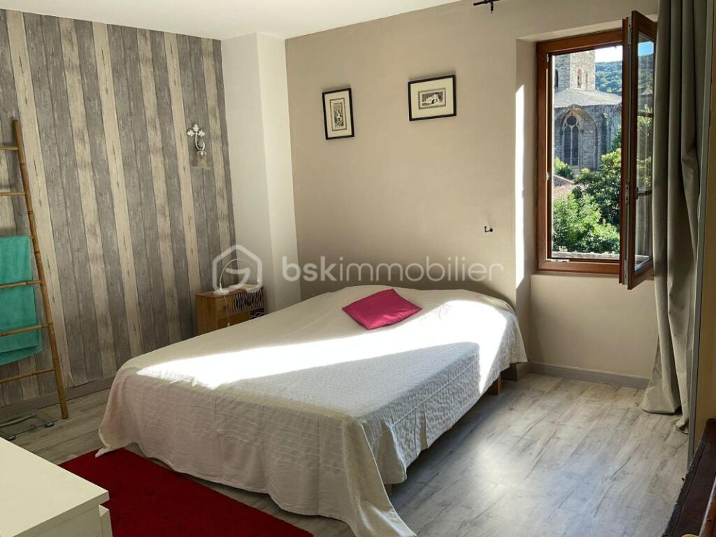 Magnifique demeure et ses dépendances située sur un terrain entretenu et joliment arboré – 6 pièces – 4 chambres – 154 m²