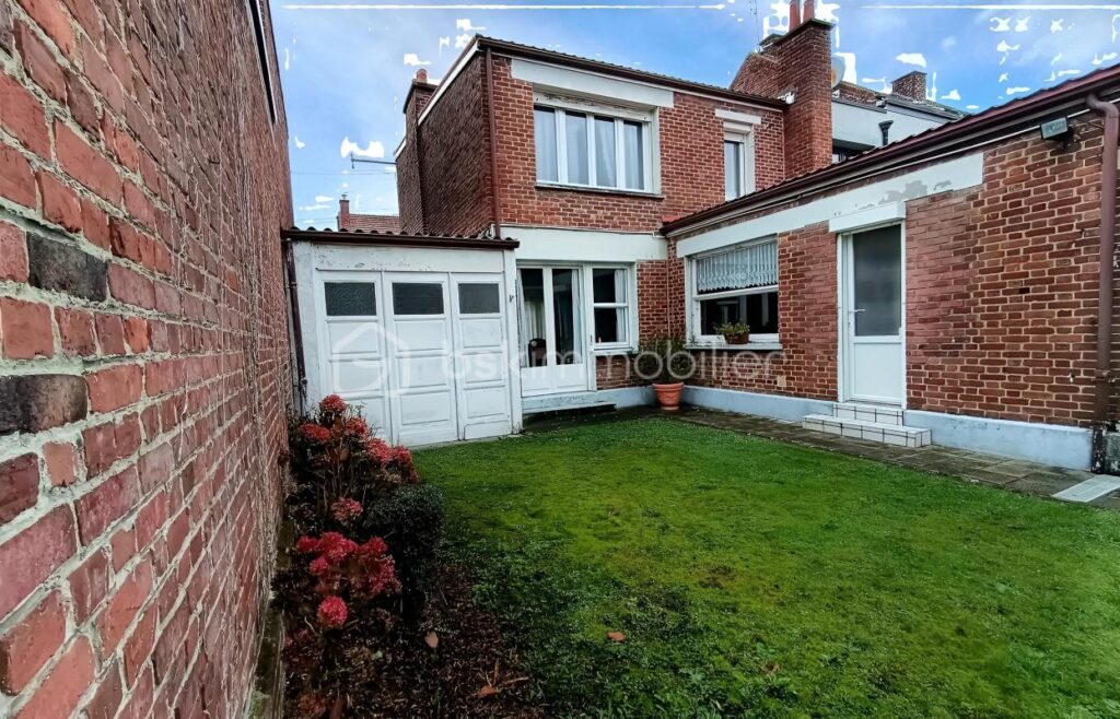 SECTEUR TOP, EN RETRAIT DE RUE, MAISON SEMI INDIVIDUELLE LUMINEUSE, GRAND JARDIN GARAGE DOUBLE et DEPENDANCE – 4 pièces – 3 chambres – 107 m²