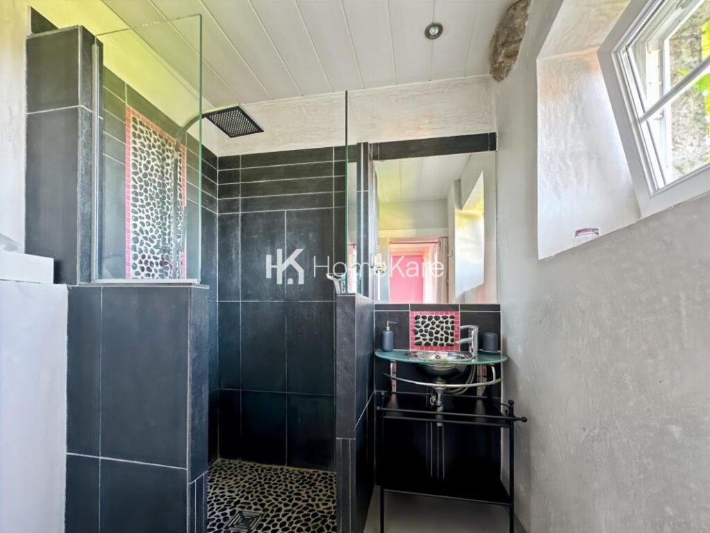 MAISON FAMILIALE – 9 pièces – 6 chambres – 300 m²