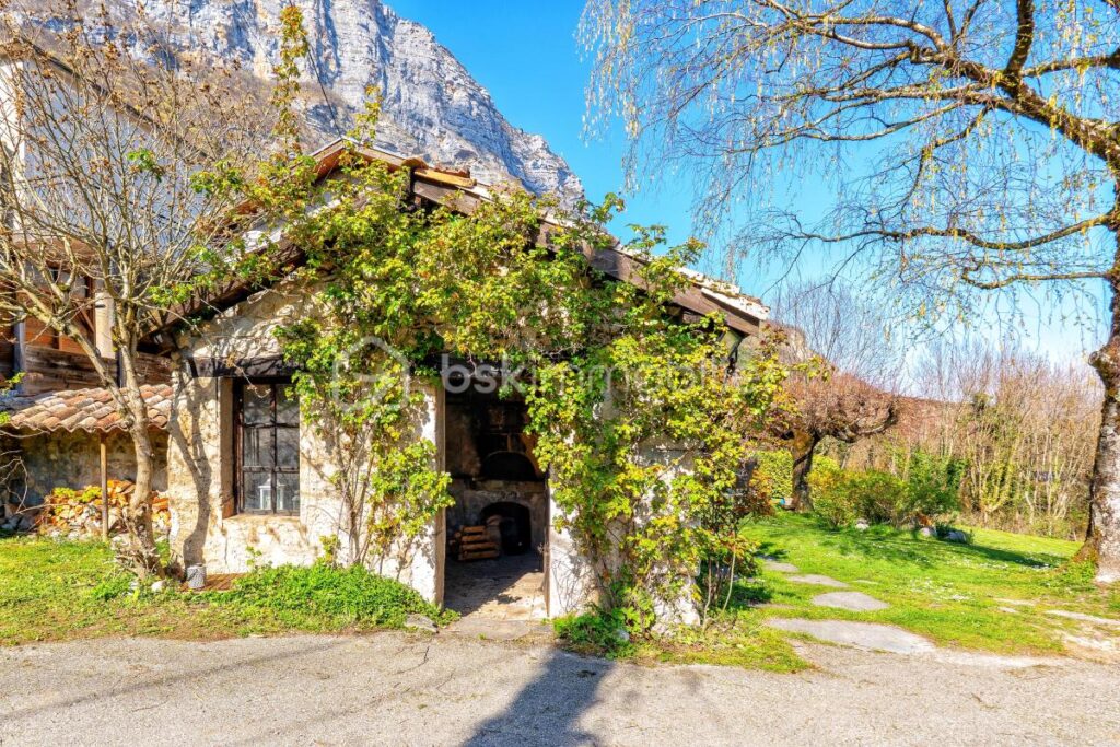 Maison de caractère de 170m2 sur un terrain de 2370m2 – 6 pièces – 4 chambres – 168 m²