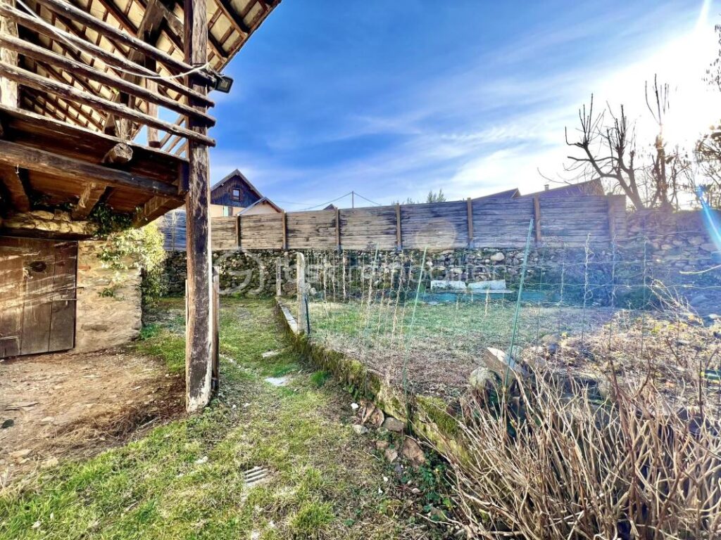 Charmante maison en pierres avec jardin – THEYS – 4 pièces – 2 chambres – 50 m²