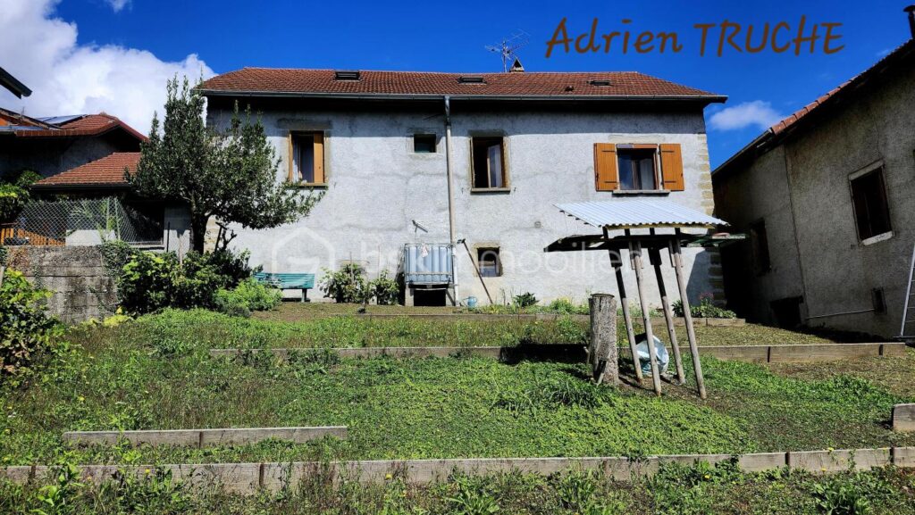 CHALLONGES — AU CALME — BEAUX ESPACES — SOUS SOL COMPLET – 8 pièces – 6 chambres – 135 m²