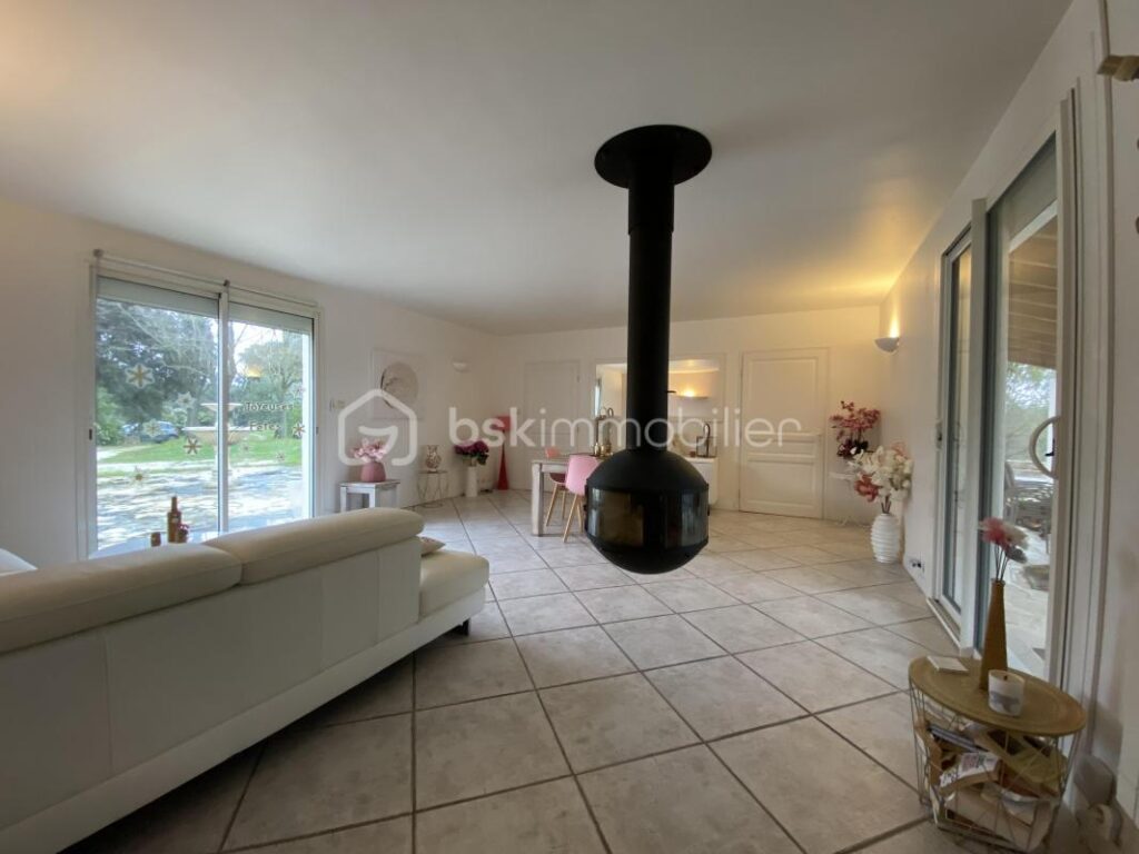 MAISON DE 190 m2-TERRAIN 15199 M2- 4 CHAMBRES-2 SALLES D’EAU-2 WC-PISCINE-GARAGE-ECURIE 33M2 – 7 pièces – 4 chambres – 190 m²