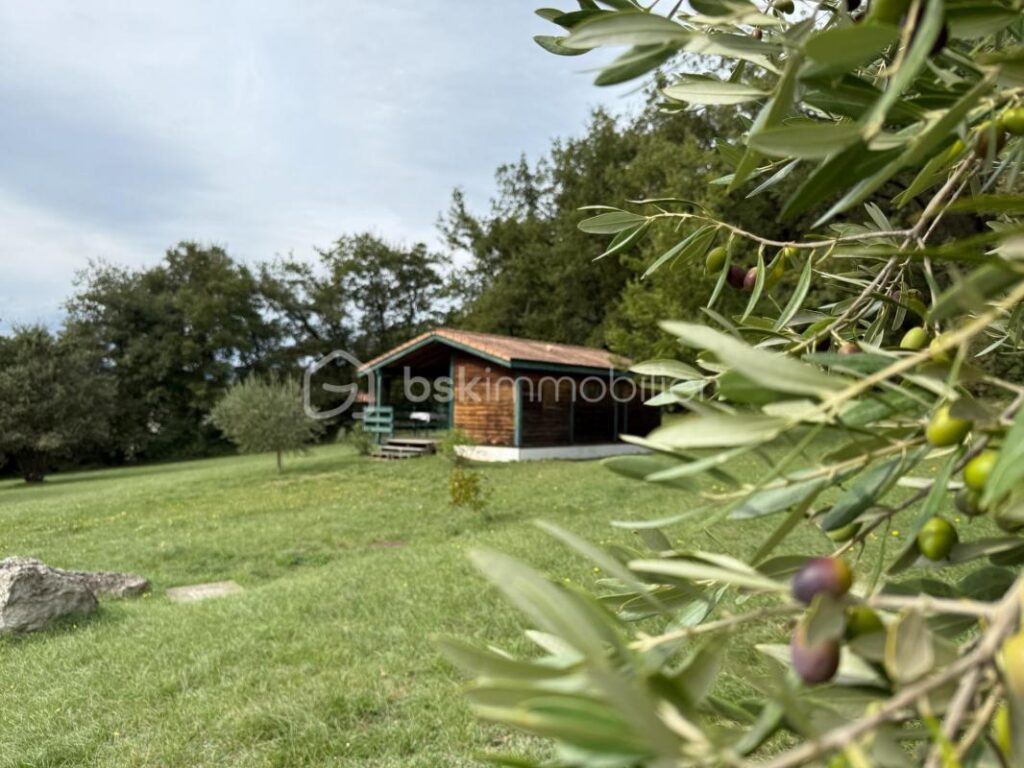 Maison de caractère 104 m² – Terrain 17,5 ha – Les Tourrettes (26740) – 4 pièces – 2 chambres – 104 m²