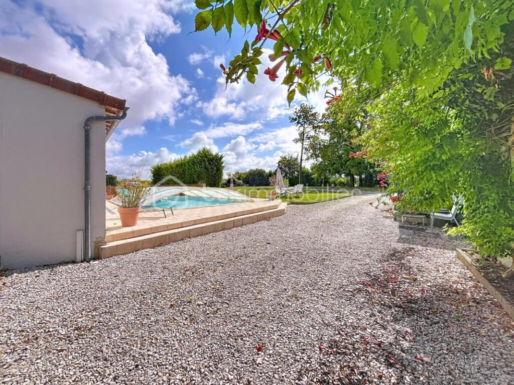 PROPRIETE DE CARACTERE – 8 pièces – 4 chambres – 210 m²