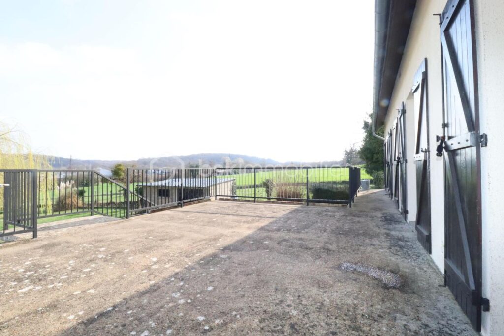 Grande maison aux beaux volumes (8 pièces 175m²) 5 ou 6 chambres avec sous-sol total (85m²) – 8 pièces – 6 chambres – 175 m²