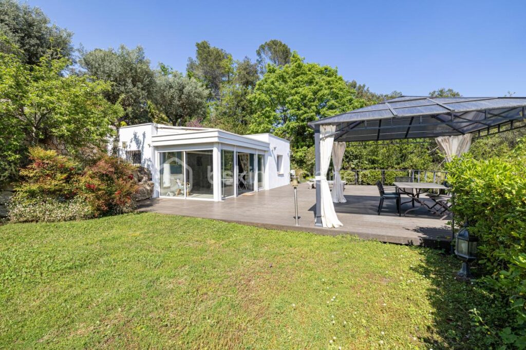 Valbonne – Villa d’exception au cœur de la nature, à pied du village – 12 pièces – 8 chambres – 518 m²