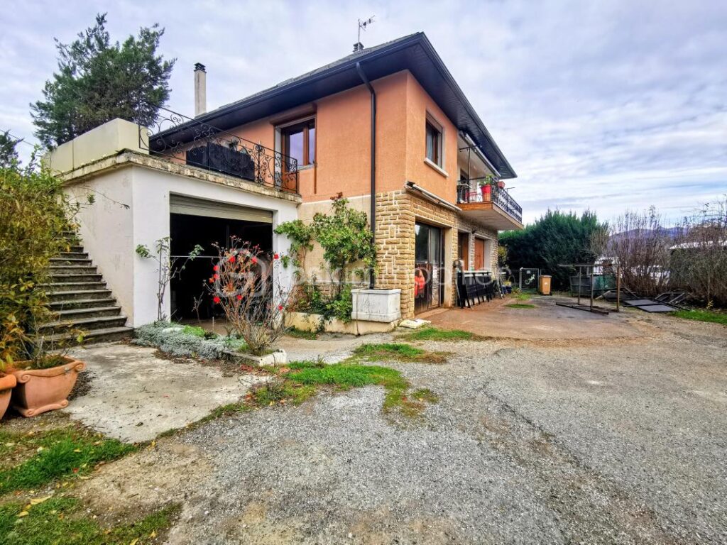 LA MURE SUD (38350) – VUE SUR L’OBIOU – Sur une parcelle de 1 380m², Grande MAISON FAMILIALE de 222 m² + 229 m² de dépendances – 10 pièces – 5 chambres – 222 m²