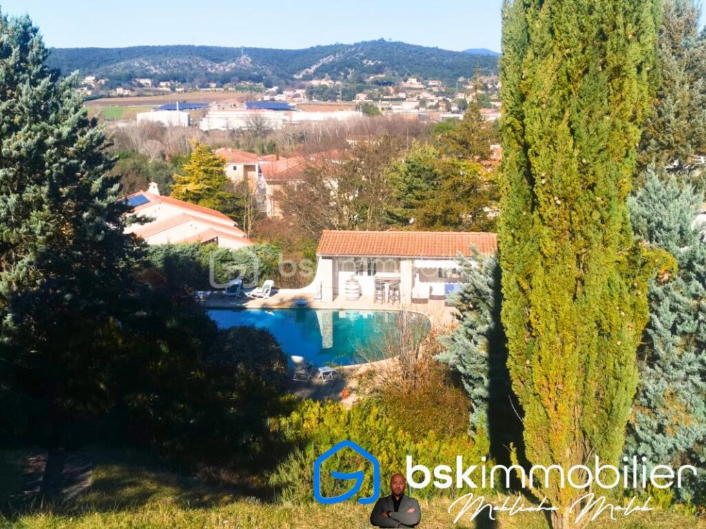 Maison d’Exception à Saint-Privat-des-Vieux – 7 pièces – 4 chambres – 175 m²