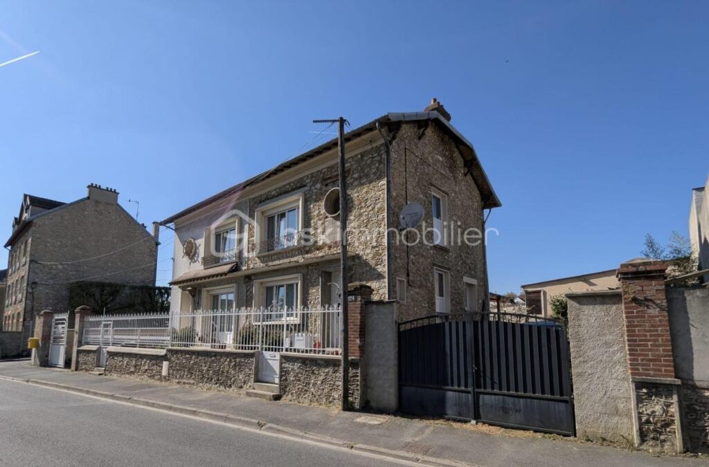 Charmante demeure avec vue imprenable sur le Château de Château-Thierry – 185 m², terrasse et dépendance locative – 7 pièces – 5 chambres – 185 m²