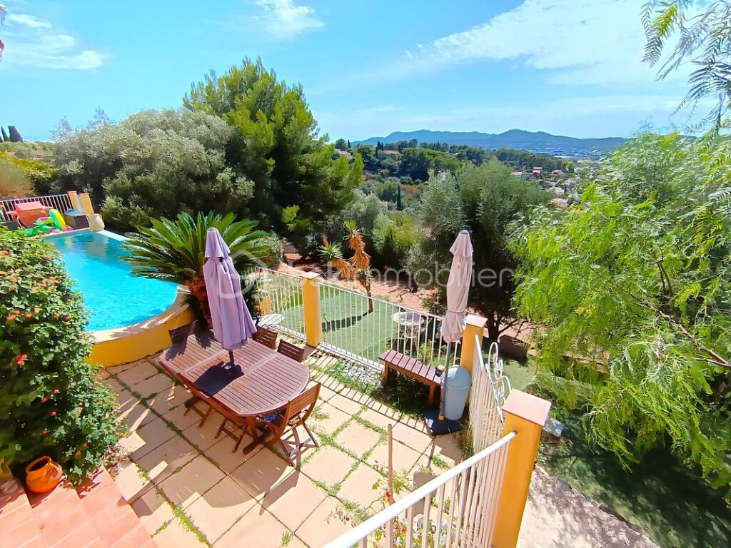 À VENDRE –EXCEPTIONNELLE VILLA 9 PIÈCES 225 M² ET 1 662 M² DE TERRAIN – PISCINE À DÉBORDEMENT– GARAGE– JARDIN – 5 CHAMBRES – BUREAU – T2 INDÉPENDANT– VUE PANORAMIQUE COLLINES ET MER– SANS VIS-À-VIS – PROCHE CENTRE-VILLE OLLIOULES – LA COURTINE – 945 000 € – 9 pièces – 5 chambres – 225 m²