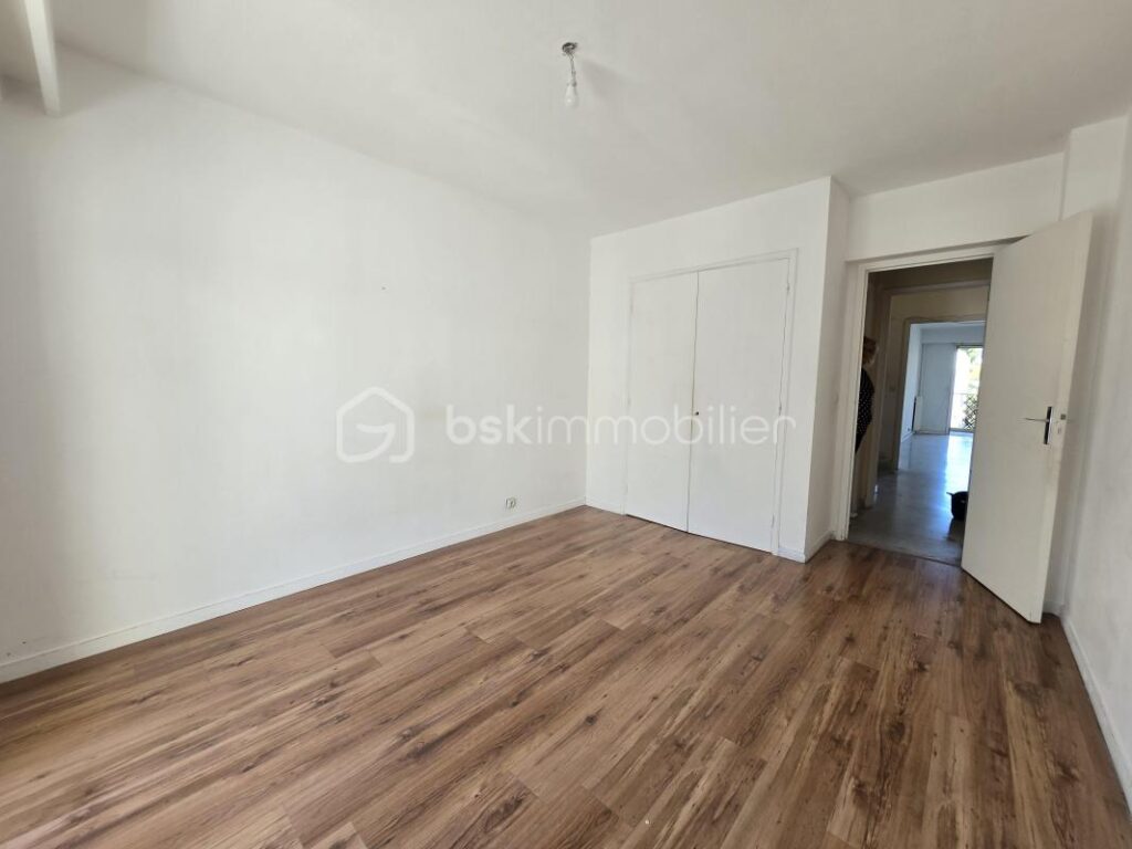 Baisse de prix 313950€ Appartement lumineux avec double balcon et vue mer en cœur urbain – 2 pièces – 1 chambre – 55 m²