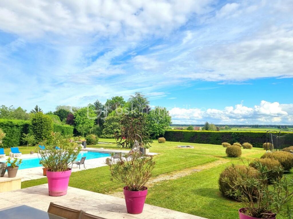 CHARMANTE MAISON EN PIERRE, 8 PIÈCES, 4 CHAMBRES, GARAGE, ANNEXES, PISCINE !!! – 8 pièces – 4 chambres – 245 m²