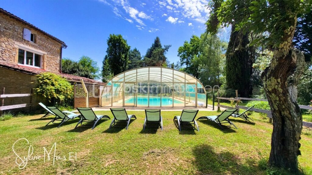 Maison et gîte 15 pièces – 2 piscines Parc arboré – 15 pièces – 9 chambres – 520 m²