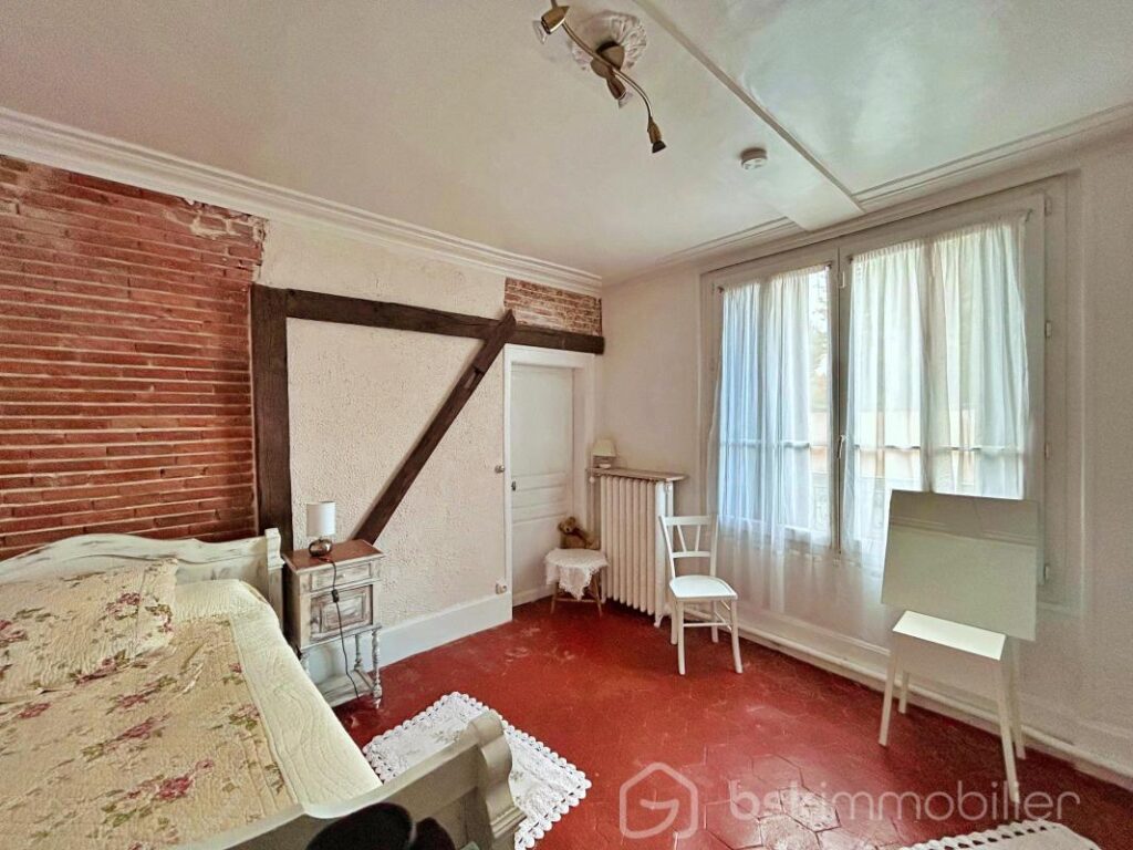 Magnifique propriété de charme du milieu XIXème, offrant 3 maisons pour une surface habitable de 487m2 au total – NR pièces – 12 chambres – 487 m²