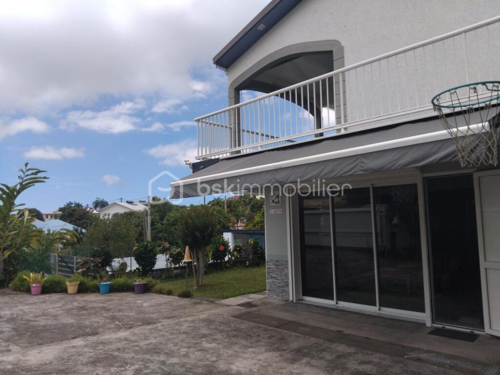 Villa avec piscine jacuzzi et jardin à l’île de la Réunion – 7 pièces – 4 chambres – 171 m²