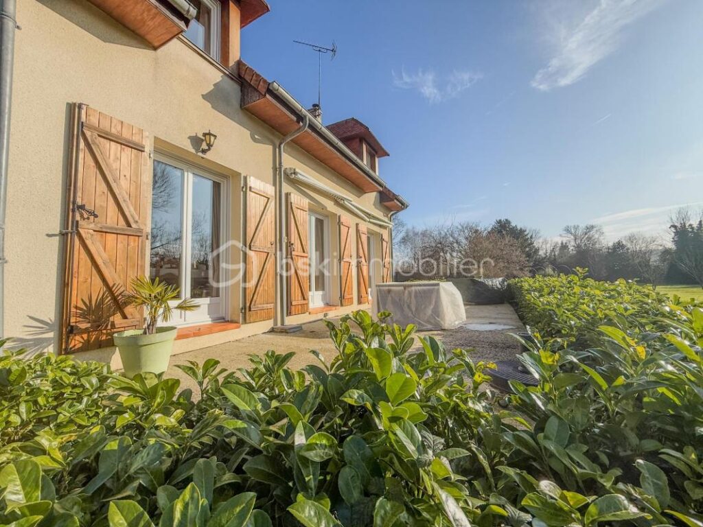 A SEULEMENT 5 KILOMÈTRES DE PONT L’ÉVÊQUE ET 15 KILOMÈTRES DE LA CÔTE FLEURIE, MAISON AU CALME, CADRE VERDOYANT – 4 pièces – 3 chambres – 96 m²