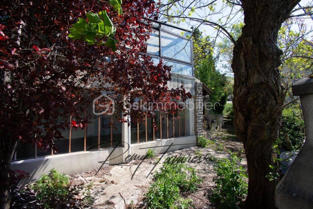 Maison de 185 m2 avec un terrain de 1300 m2 – 6 pièces – 3 chambres – 185 m²