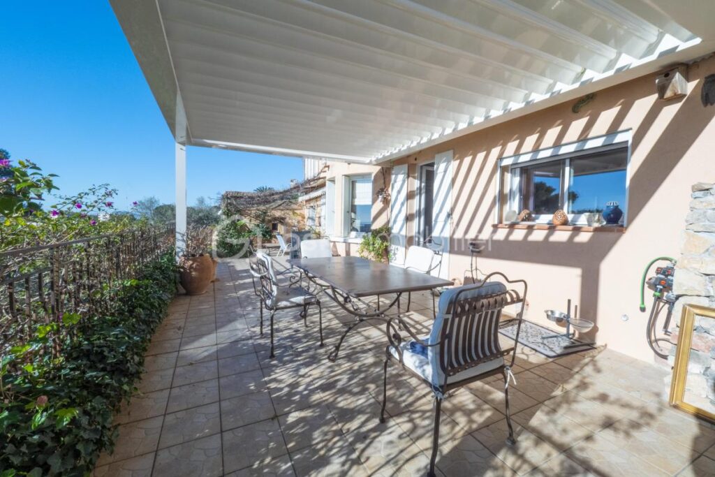 À Vendre – Villa d’Exception au Faron avec Vue Panoramique sur la Rade de Toulon – 6 pièces – 5 chambres – 200 m²