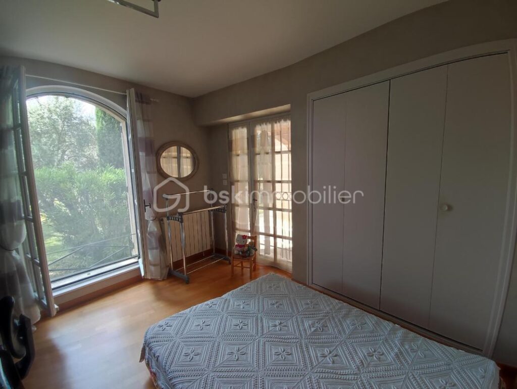 Villa d’architecte avec piscine, garage et plus de 16000km de terrain – 5 pièces – 3 chambres – 150 m²