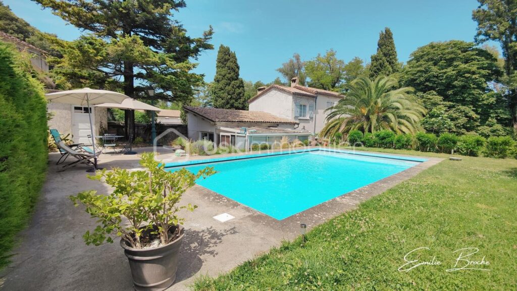 Maison bourgeoise – 10 pièces – 5 chambres – 190 m²