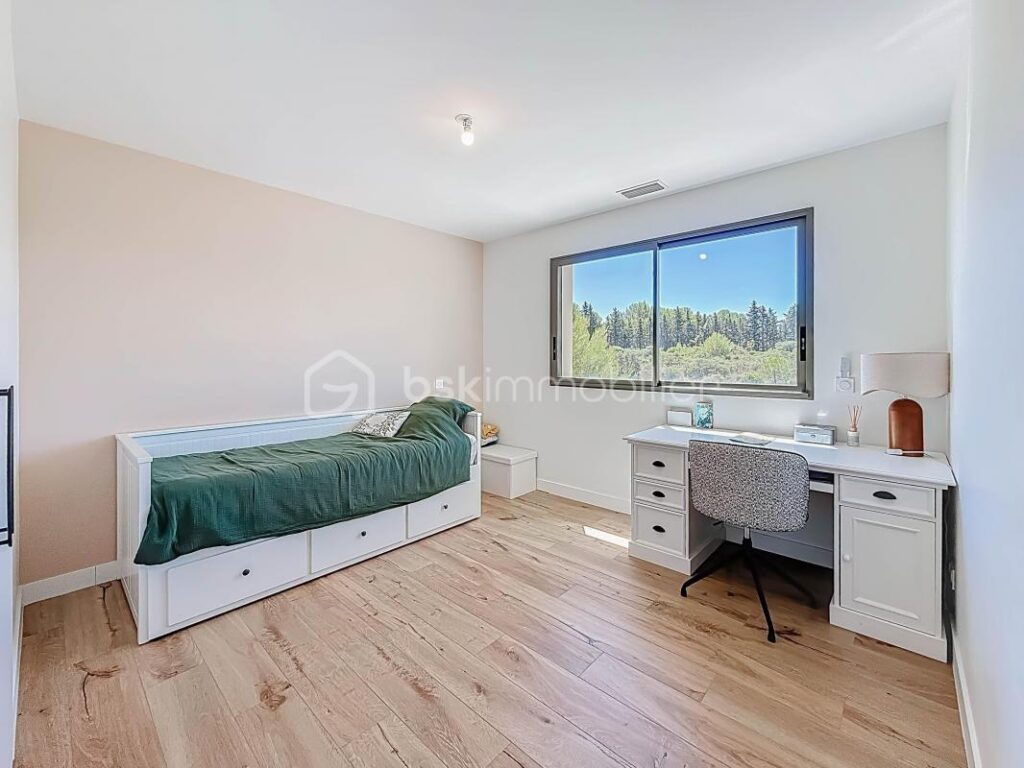 *** VILLA CONTEMPORAINE DE 240 M² SUR 1000 M² AVEC BUREAUX DE 106 M² ET HANGAR DE 200 M² – MONTARNAUD *** – 8 pièces – 4 chambres – 346 m²