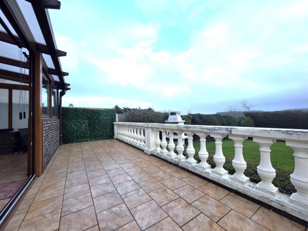 Maison semi-individuelle 103m² avec véranda, garage et jardin clos – 6 pièces – 3 chambres – 103 m²