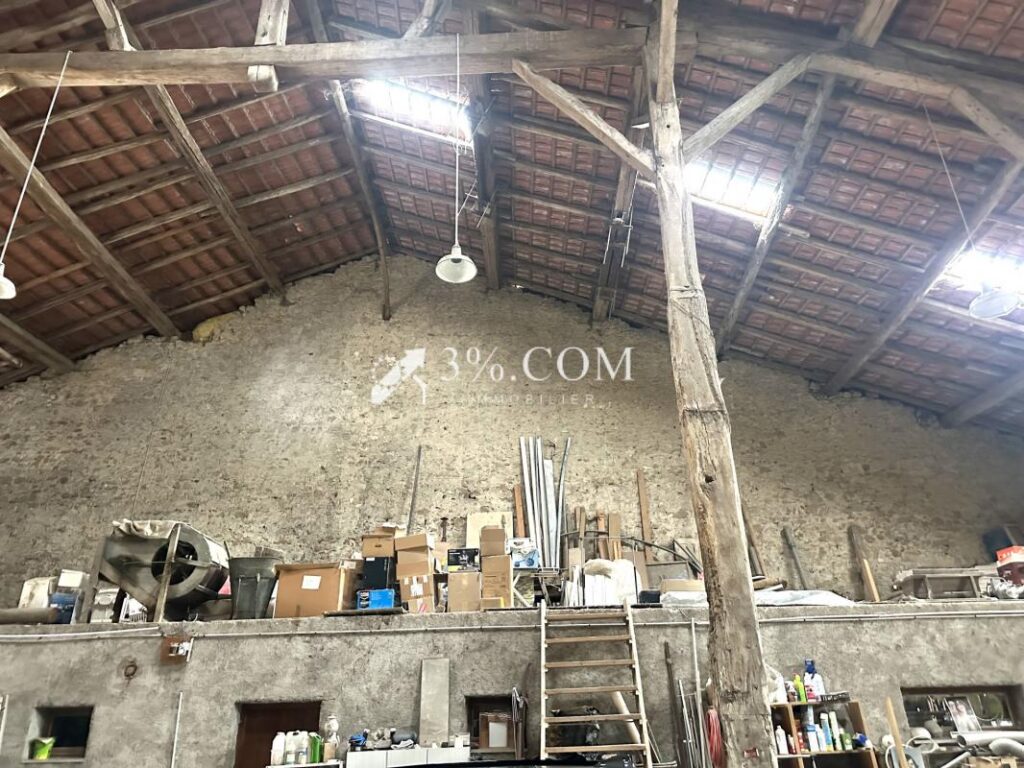 MAISON DE VILLAGE 300 M2 – TERRAIN 8.5 HECTARES – BOX POUR C – 12 pièces – 5 chambres – 300 m²