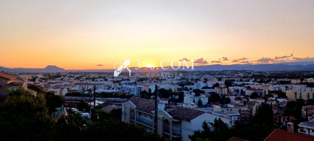 Grande villa proche centre-ville avec vue sur l’Estérel – 8 pièces – 5 chambres – 152 m²