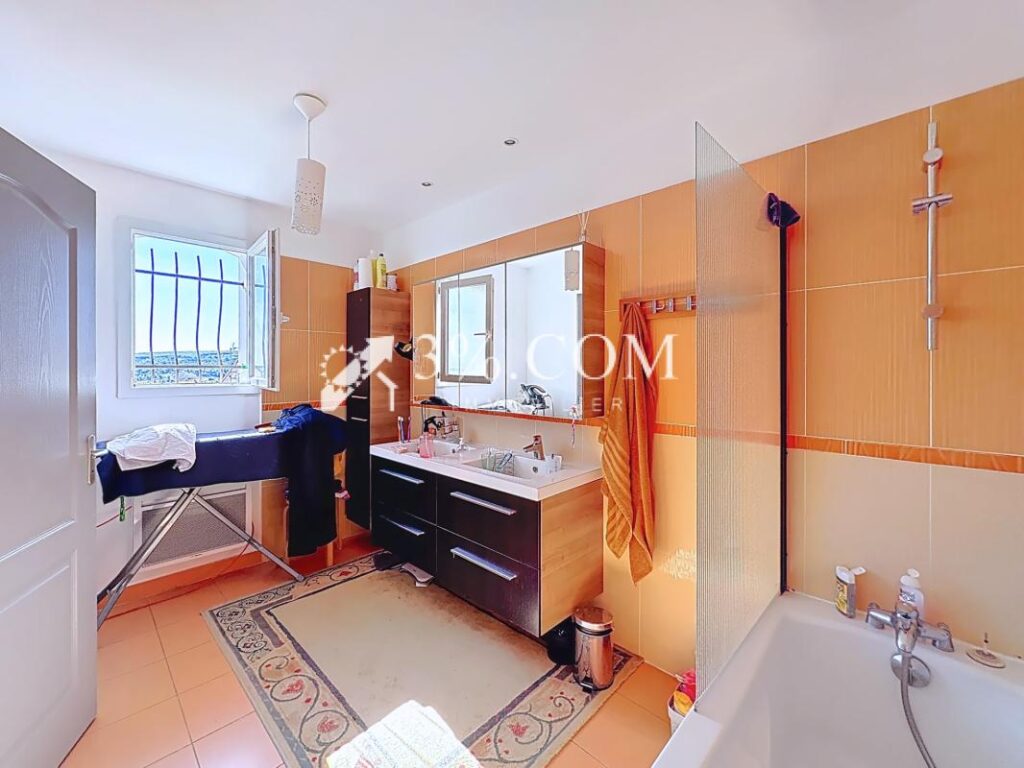 Villa contemporaine T5 de 100 m2 avec terrasse, jardin & pla – 6 pièces – 4 chambres – 100 m²