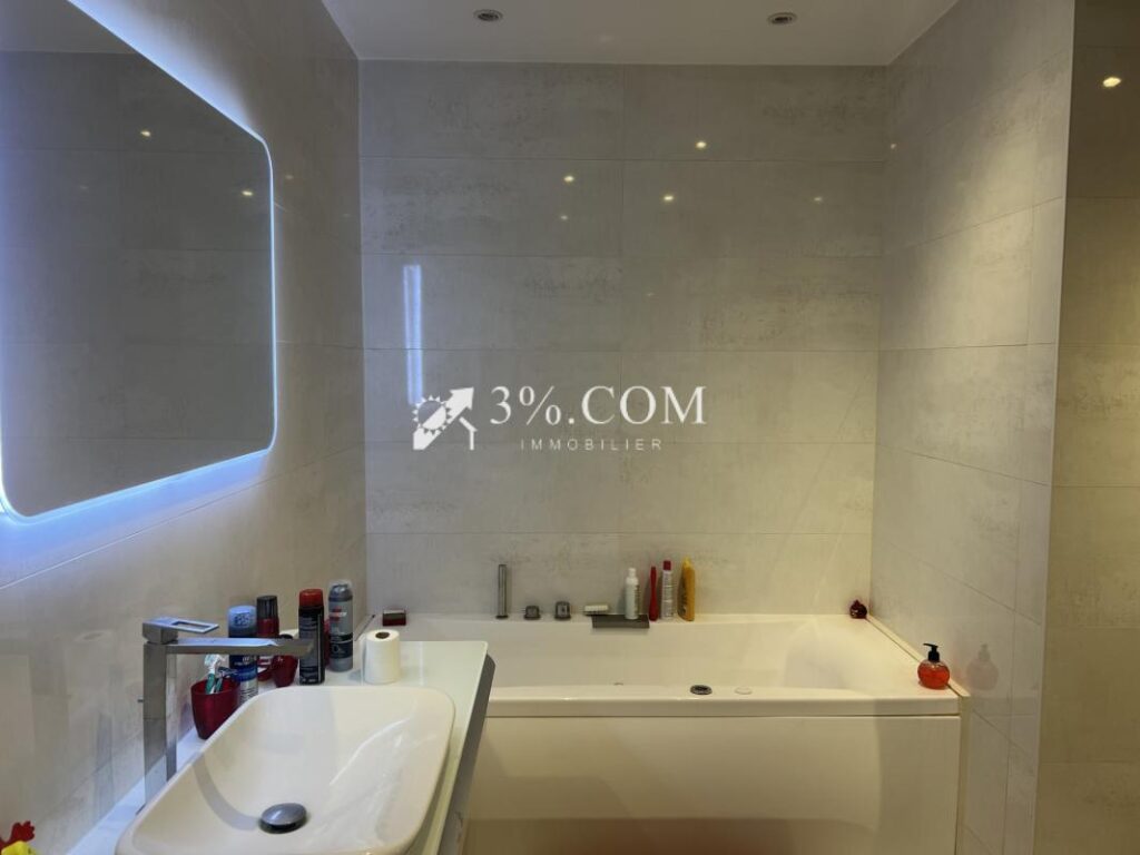 3%. COM IMMOBILIER À POITIERS – 7 pièces – 5 chambres – 281 m²