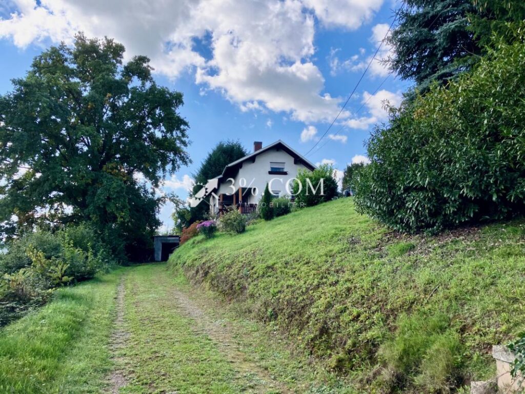 Maison avec grand terrain et dépendances – 7 pièces – 4 chambres – 142 m²