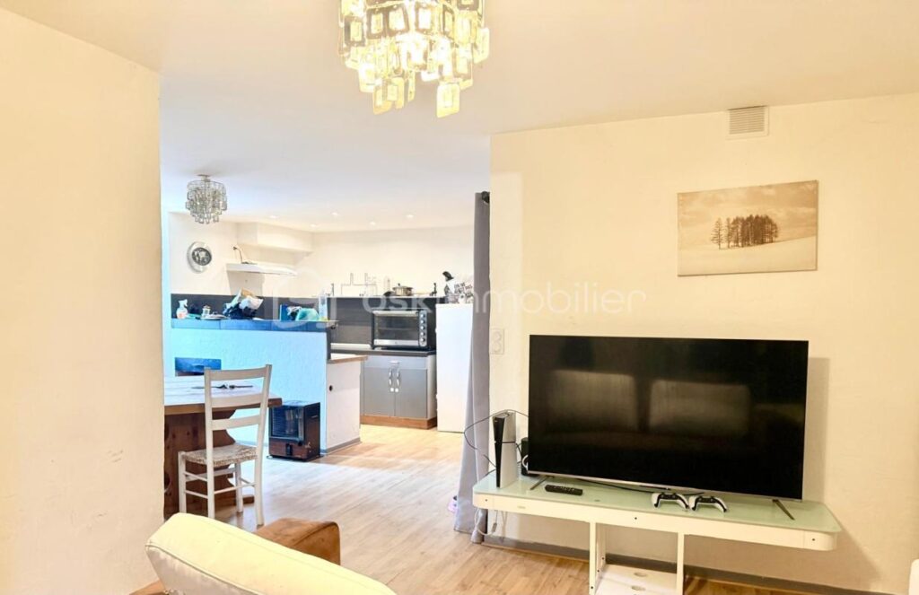 À VENDRE – VILLA 106 M² AVEC GARAGE + 2 APPARTEMENTS – À MEZEL – PRIX 338 000 € – 3 pièces – 2 chambres – 106 m²